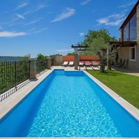 Stone Zamask With A Pool And A Lovely View * Pazin
