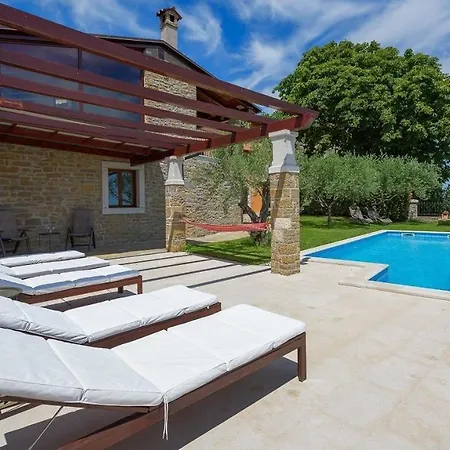 Stone Zamask With A Pool And A Lovely View Guest house Pazin