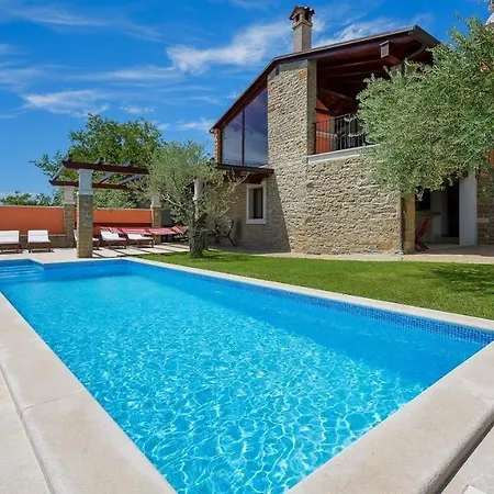 Stone Zamask With A Pool And A Lovely View Guest house