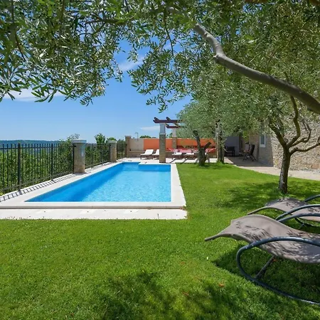 Gasthuis Stone Zamask With A Pool And A Lovely View