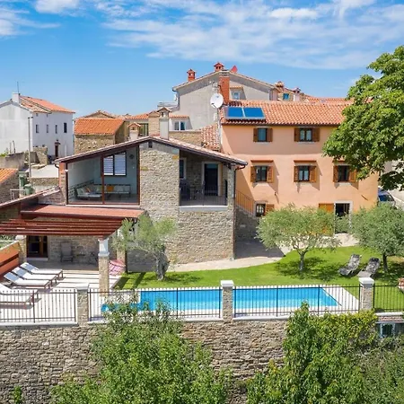 Gasthuis Stone Zamask With A Pool And A Lovely View Pazin